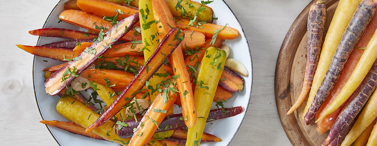 גזרים צבעוניים מזוגגים במחבת