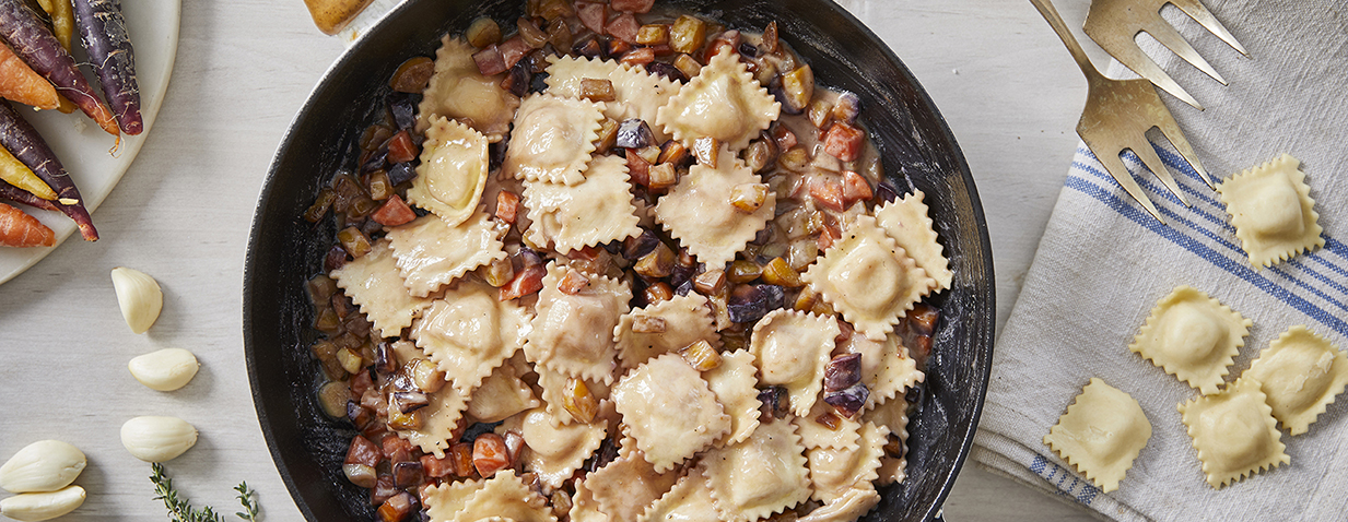 רביולי גבינה ברוטב שמנת עם קוביות גזרים צבעוניים